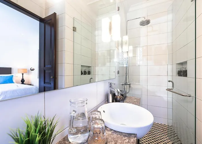 Tahi - Stylish Luxury, Tranquil Location, Walk To Villa