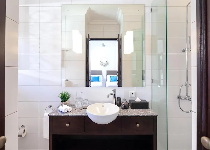 Villa Tahi - Stylish Luxury, Tranquil Location, Walk To